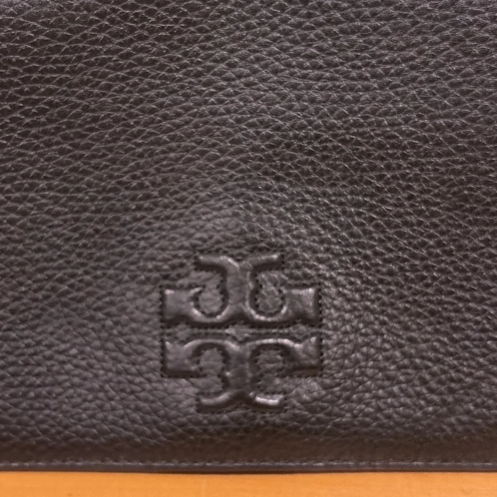 Tory‎ Burch Thea Pebbled Leather Flap Crossbody Black EUC Quiet Luxury